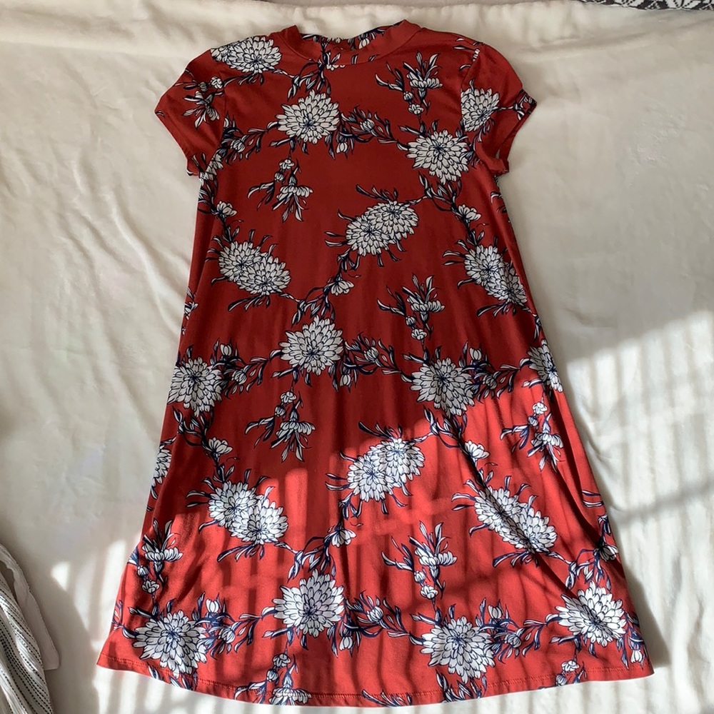 Beautiful floral print t-shirt dress. XS-M